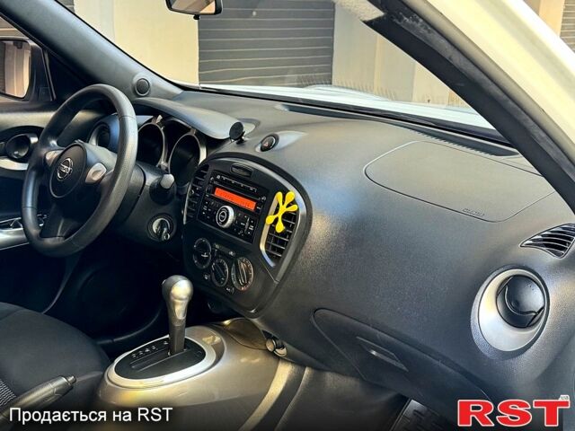 Белый Ниссан Жук, объемом двигателя 1.6 л и пробегом 65 тыс. км за 12000 $, фото 8 на Automoto.ua