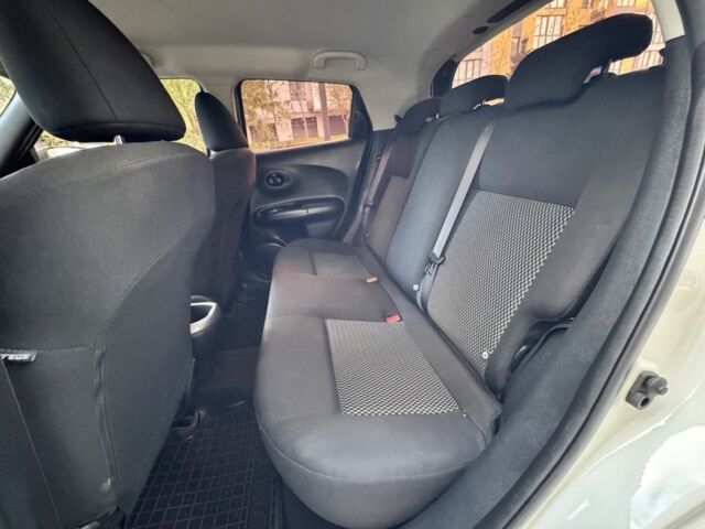 Белый Ниссан Жук, объемом двигателя 1.6 л и пробегом 65 тыс. км за 12000 $, фото 18 на Automoto.ua