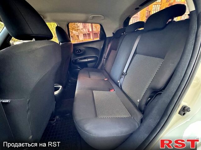 Белый Ниссан Жук, объемом двигателя 1.6 л и пробегом 65 тыс. км за 12000 $, фото 12 на Automoto.ua