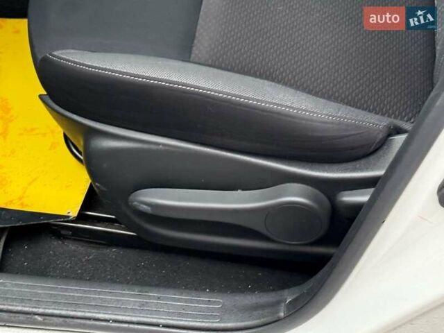 Белый Ниссан Жук, объемом двигателя 1.6 л и пробегом 35 тыс. км за 14800 $, фото 43 на Automoto.ua