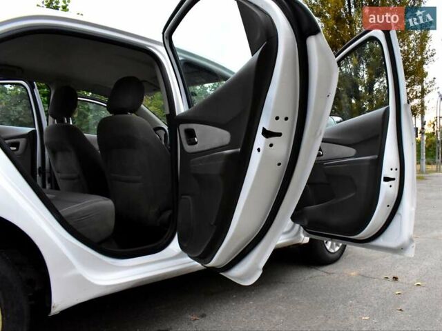 Белый Ниссан Жук, объемом двигателя 1.6 л и пробегом 39 тыс. км за 12400 $, фото 1 на Automoto.ua