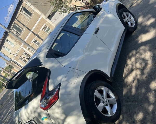 Белый Ниссан Жук, объемом двигателя 1.6 л и пробегом 48 тыс. км за 14500 $, фото 4 на Automoto.ua