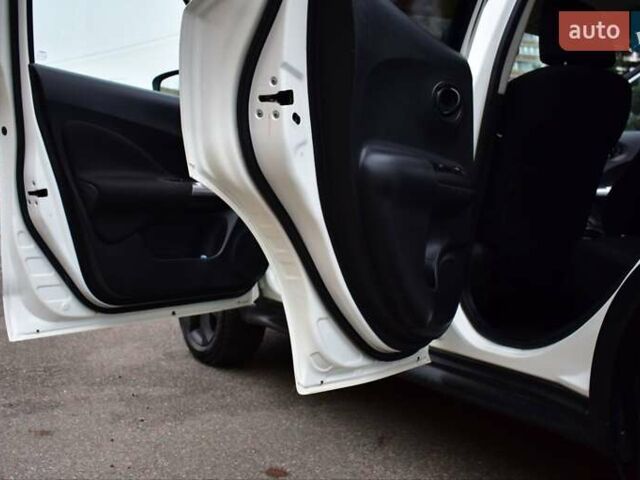 Белый Ниссан Жук, объемом двигателя 1.6 л и пробегом 39 тыс. км за 12400 $, фото 12 на Automoto.ua