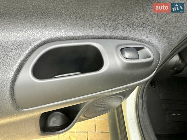 Белый Ниссан Жук, объемом двигателя 1.6 л и пробегом 203 тыс. км за 12500 $, фото 7 на Automoto.ua