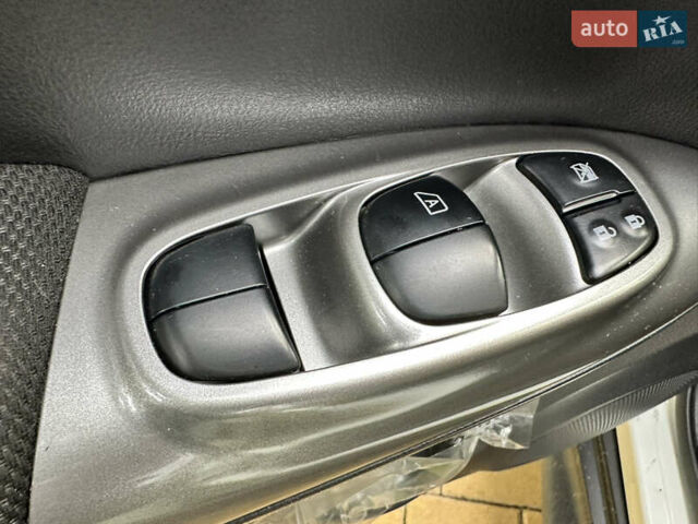 Белый Ниссан Жук, объемом двигателя 1.6 л и пробегом 203 тыс. км за 12500 $, фото 10 на Automoto.ua