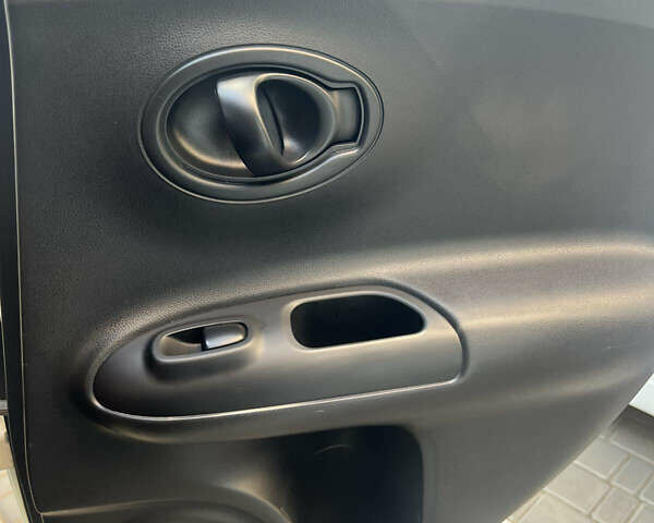 Белый Ниссан Жук, объемом двигателя 1.6 л и пробегом 48 тыс. км за 14500 $, фото 11 на Automoto.ua