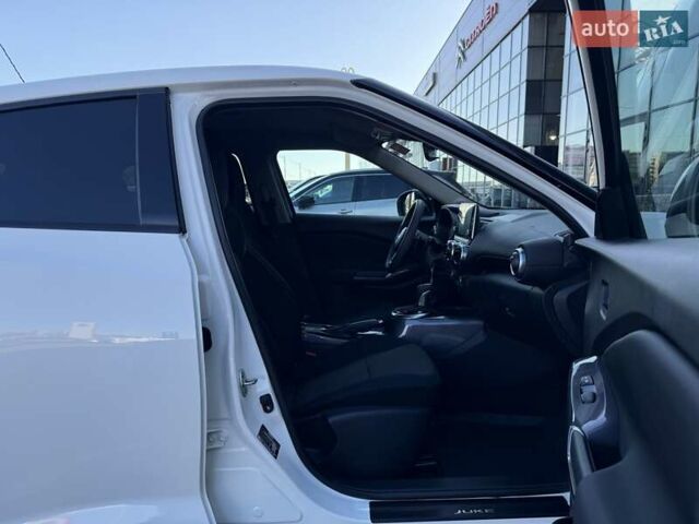 Белый Ниссан Жук, объемом двигателя 1 л и пробегом 55 тыс. км за 18469 $, фото 17 на Automoto.ua