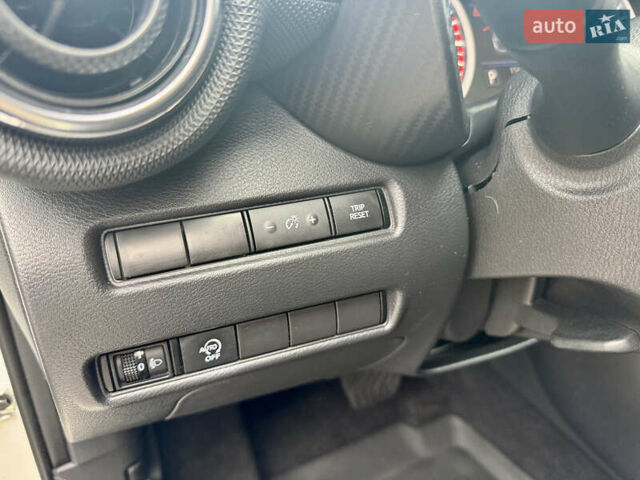 Белый Ниссан Жук, объемом двигателя 1 л и пробегом 53 тыс. км за 21300 $, фото 11 на Automoto.ua