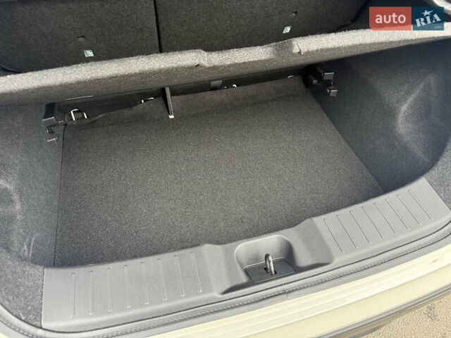 Белый Ниссан Жук, объемом двигателя 1 л и пробегом 53 тыс. км за 21300 $, фото 16 на Automoto.ua