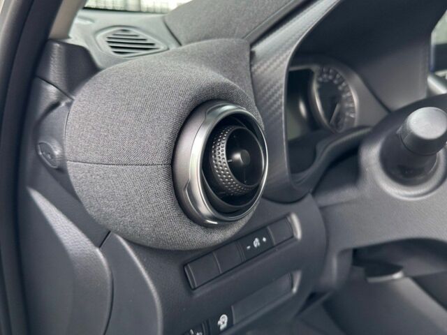 Білий Ніссан Жук, об'ємом двигуна 0 л та пробігом 0 тис. км за 25043 $, фото 9 на Automoto.ua