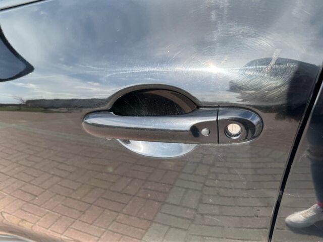 Черный Ниссан Жук, объемом двигателя 1.6 л и пробегом 65 тыс. км за 12000 $, фото 3 на Automoto.ua