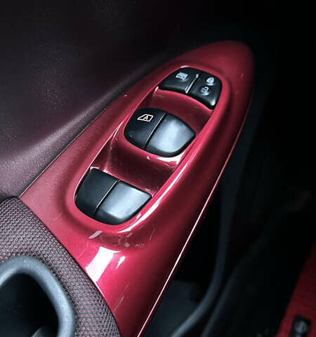 Черный Ниссан Жук, объемом двигателя 1.6 л и пробегом 102 тыс. км за 10999 $, фото 16 на Automoto.ua