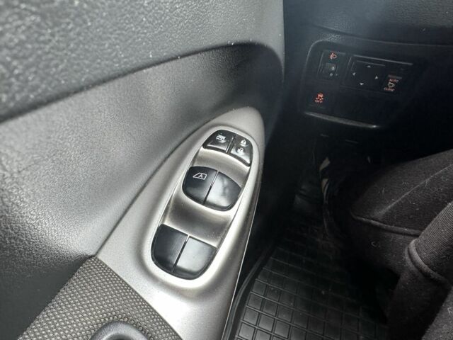 Черный Ниссан Жук, объемом двигателя 1.5 л и пробегом 188 тыс. км за 9700 $, фото 11 на Automoto.ua