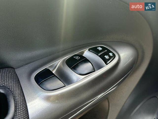 Черный Ниссан Жук, объемом двигателя 1.6 л и пробегом 145 тыс. км за 10600 $, фото 19 на Automoto.ua