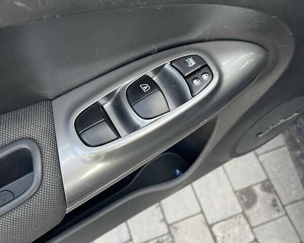 Черный Ниссан Жук, объемом двигателя 1.6 л и пробегом 120 тыс. км за 10900 $, фото 12 на Automoto.ua