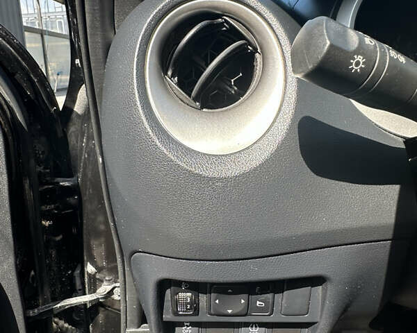 Черный Ниссан Жук, объемом двигателя 1.6 л и пробегом 57 тыс. км за 12900 $, фото 17 на Automoto.ua