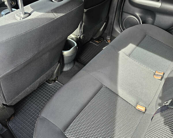 Черный Ниссан Жук, объемом двигателя 1.6 л и пробегом 120 тыс. км за 13333 $, фото 7 на Automoto.ua