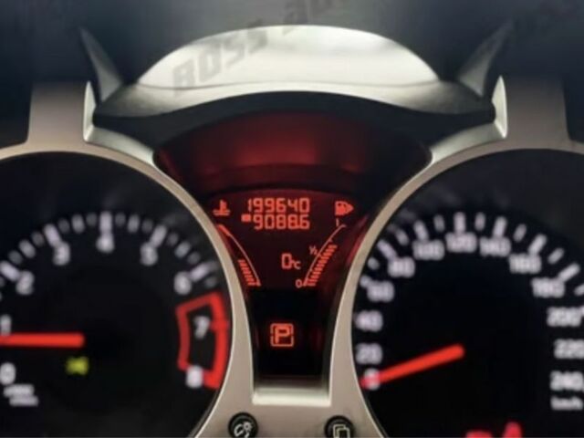 Червоний Ніссан Жук, об'ємом двигуна 1.6 л та пробігом 200 тис. км за 10000 $, фото 3 на Automoto.ua