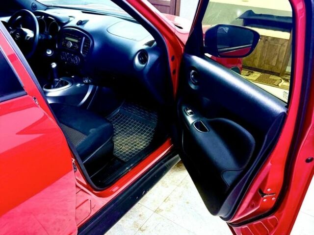 Красный Ниссан Жук, объемом двигателя 1.6 л и пробегом 45 тыс. км за 9000 $, фото 4 на Automoto.ua