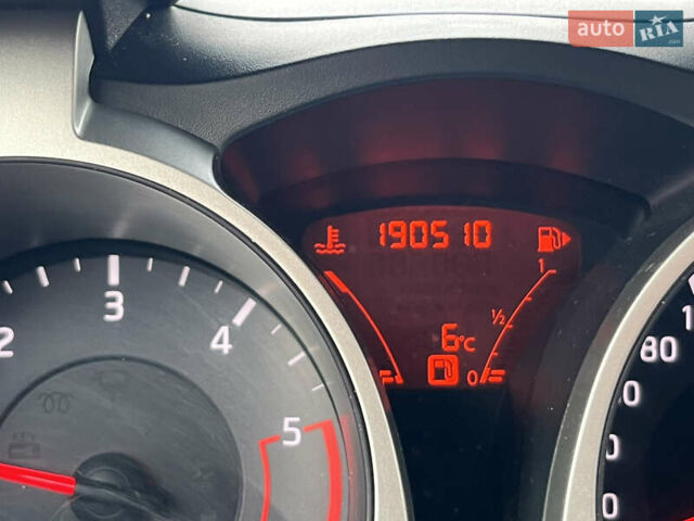 Красный Ниссан Жук, объемом двигателя 1.5 л и пробегом 195 тыс. км за 7750 $, фото 12 на Automoto.ua