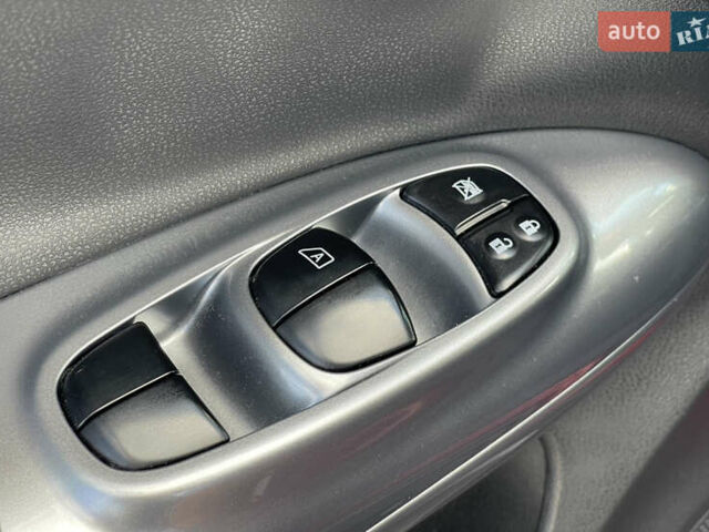 Красный Ниссан Жук, объемом двигателя 1.6 л и пробегом 91 тыс. км за 11500 $, фото 12 на Automoto.ua