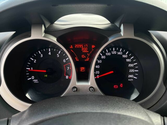 Красный Ниссан Жук, объемом двигателя 1.6 л и пробегом 209 тыс. км за 10900 $, фото 10 на Automoto.ua