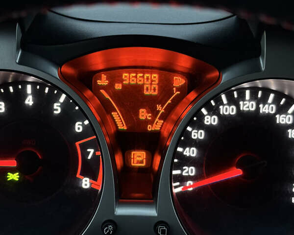 Красный Ниссан Жук, объемом двигателя 1.6 л и пробегом 96 тыс. км за 11200 $, фото 8 на Automoto.ua