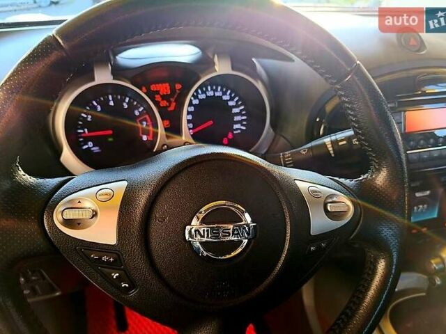 Красный Ниссан Жук, объемом двигателя 1.6 л и пробегом 150 тыс. км за 10200 $, фото 4 на Automoto.ua
