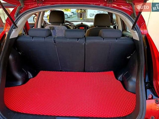 Красный Ниссан Жук, объемом двигателя 1.6 л и пробегом 150 тыс. км за 10200 $, фото 6 на Automoto.ua