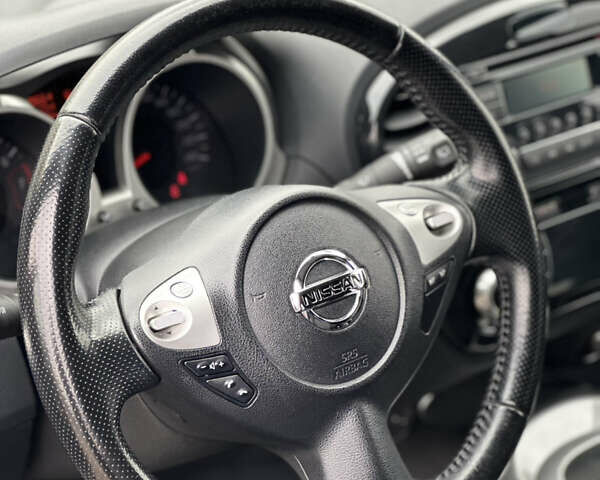 Красный Ниссан Жук, объемом двигателя 1.6 л и пробегом 130 тыс. км за 9999 $, фото 10 на Automoto.ua