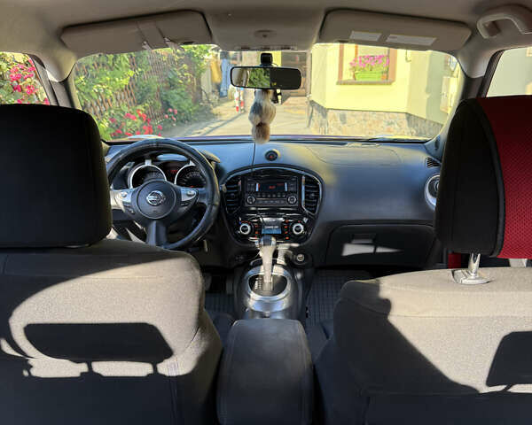 Красный Ниссан Жук, объемом двигателя 1.6 л и пробегом 70 тыс. км за 11500 $, фото 6 на Automoto.ua