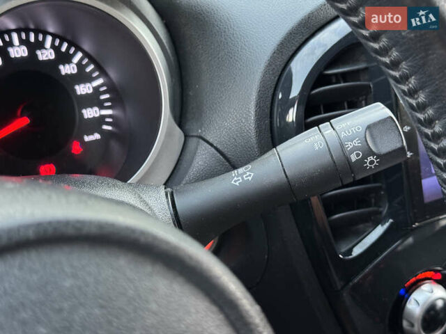 Красный Ниссан Жук, объемом двигателя 1.5 л и пробегом 80 тыс. км за 8990 $, фото 21 на Automoto.ua