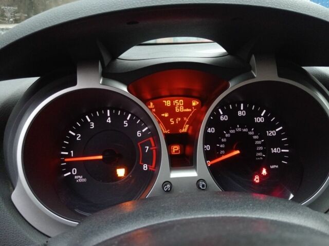 Красный Ниссан Жук, объемом двигателя 2 л и пробегом 126 тыс. км за 8900 $, фото 5 на Automoto.ua