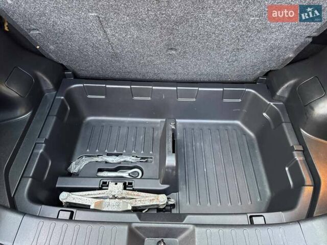 Красный Ниссан Жук, объемом двигателя 1.6 л и пробегом 170 тыс. км за 10300 $, фото 58 на Automoto.ua