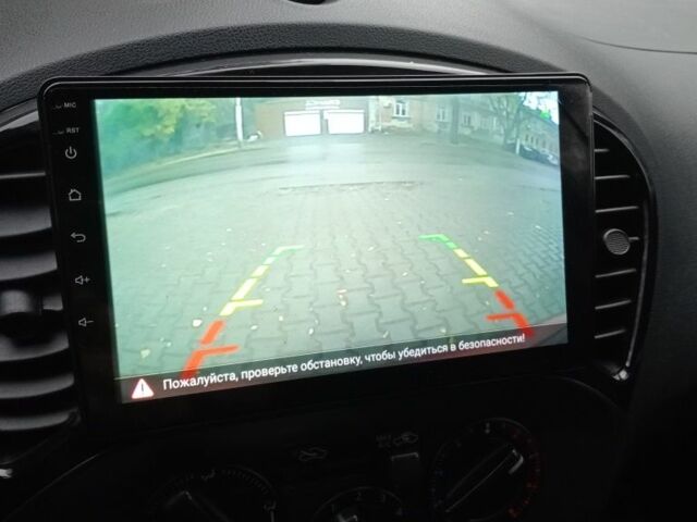 Красный Ниссан Жук, объемом двигателя 2 л и пробегом 126 тыс. км за 8900 $, фото 6 на Automoto.ua