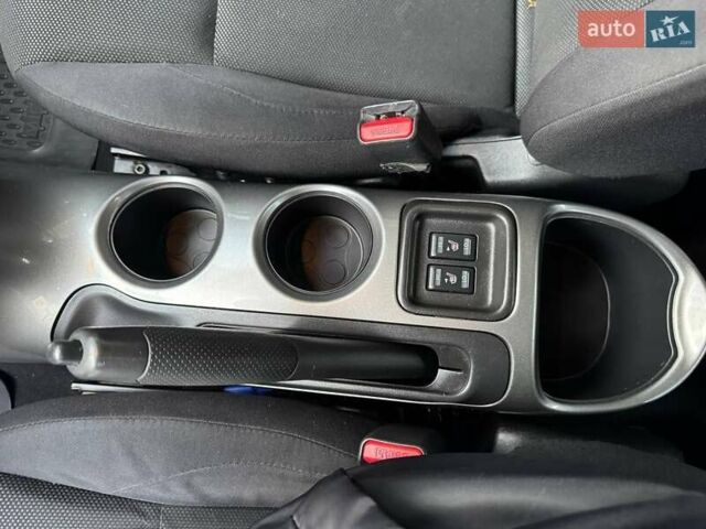 Красный Ниссан Жук, объемом двигателя 1.6 л и пробегом 170 тыс. км за 10300 $, фото 51 на Automoto.ua