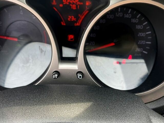 Красный Ниссан Жук, объемом двигателя 1.6 л и пробегом 0 тыс. км за 12500 $, фото 2 на Automoto.ua