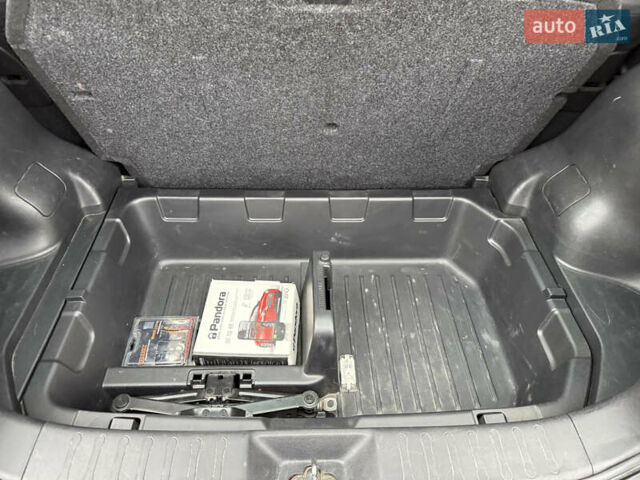 Красный Ниссан Жук, объемом двигателя 1.6 л и пробегом 130 тыс. км за 10500 $, фото 53 на Automoto.ua