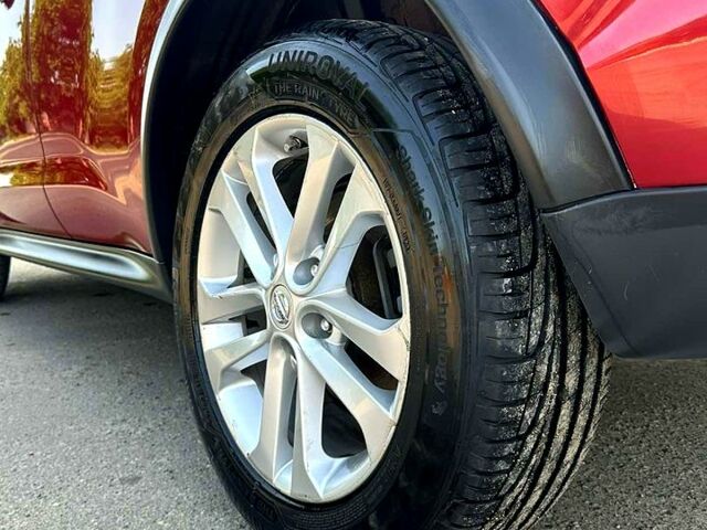 Красный Ниссан Жук, объемом двигателя 1.6 л и пробегом 85 тыс. км за 12500 $, фото 4 на Automoto.ua