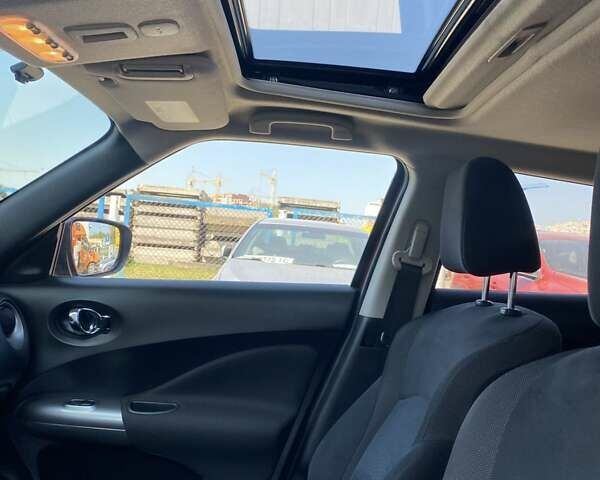 Красный Ниссан Жук, объемом двигателя 0 л и пробегом 98 тыс. км за 12500 $, фото 3 на Automoto.ua