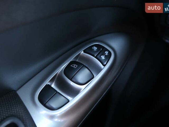 Красный Ниссан Жук, объемом двигателя 1.6 л и пробегом 42 тыс. км за 14900 $, фото 21 на Automoto.ua