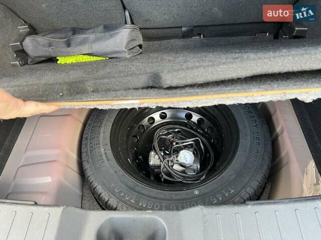 Красный Ниссан Жук, объемом двигателя 1 л и пробегом 44 тыс. км за 19500 $, фото 11 на Automoto.ua