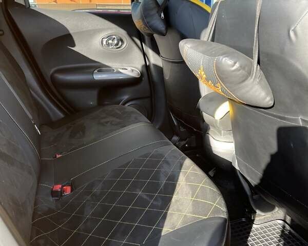 Желтый Ниссан Жук, объемом двигателя 1.6 л и пробегом 130 тыс. км за 9500 $, фото 8 на Automoto.ua