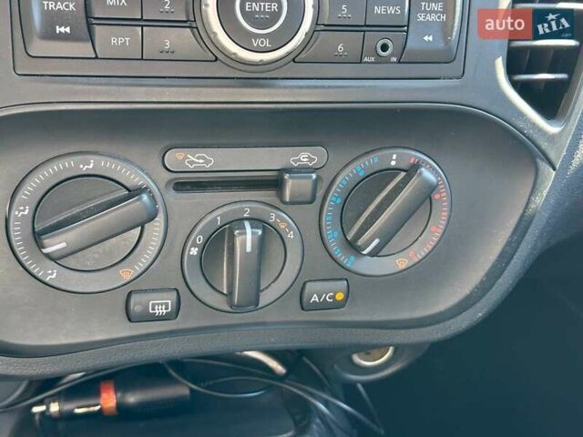 Желтый Ниссан Жук, объемом двигателя 1.6 л и пробегом 43 тыс. км за 12800 $, фото 12 на Automoto.ua