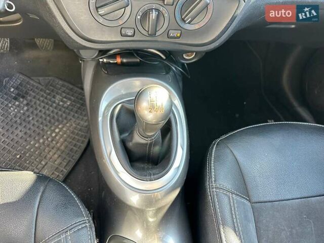 Желтый Ниссан Жук, объемом двигателя 1.6 л и пробегом 43 тыс. км за 12800 $, фото 9 на Automoto.ua