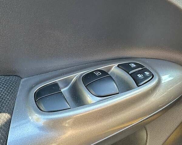 Желтый Ниссан Жук, объемом двигателя 1.6 л и пробегом 43 тыс. км за 12800 $, фото 14 на Automoto.ua