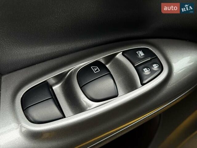 Желтый Ниссан Жук, объемом двигателя 1.6 л и пробегом 43 тыс. км за 12790 $, фото 6 на Automoto.ua