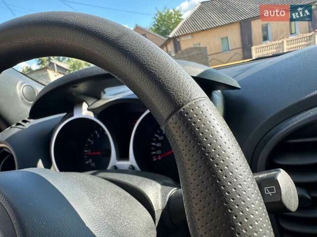 Желтый Ниссан Жук, объемом двигателя 1.6 л и пробегом 43 тыс. км за 12800 $, фото 8 на Automoto.ua