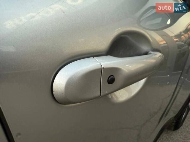 Серый Ниссан Жук, объемом двигателя 1.6 л и пробегом 166 тыс. км за 8490 $, фото 7 на Automoto.ua