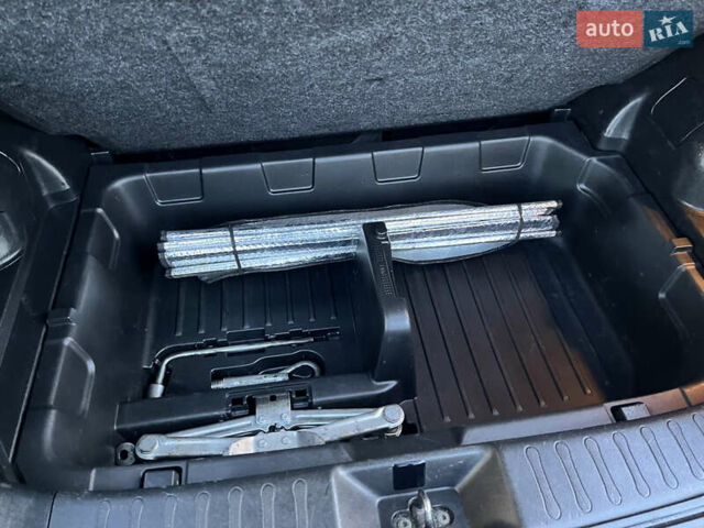 Серый Ниссан Жук, объемом двигателя 1.6 л и пробегом 182 тыс. км за 9300 $, фото 23 на Automoto.ua